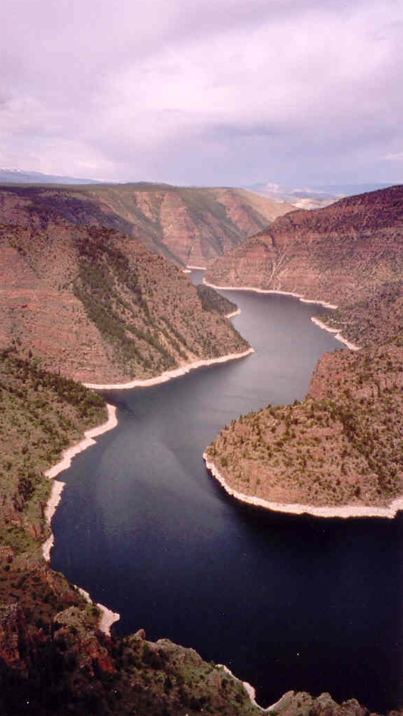 Man drowns in Flaming Gorge after boat capsizes, 2 others 